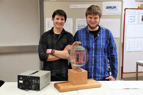 Robert Hartmann und Kevin Tabojer mit dem „Globus 2.0“.