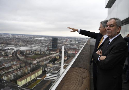 Schwan und Van der Bellen über Basel. Der Roche-Turm ist 178 Meter hoch und damit das höchste Hochhaus der Schweiz. Foto: Apa