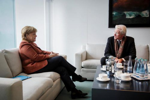 So wie sie schon George Clooney, Tom Hanks und Steven Spielberg getroffen hat, sprach Angela Merkel gestern mit Richard Gere. Foto: Reuters