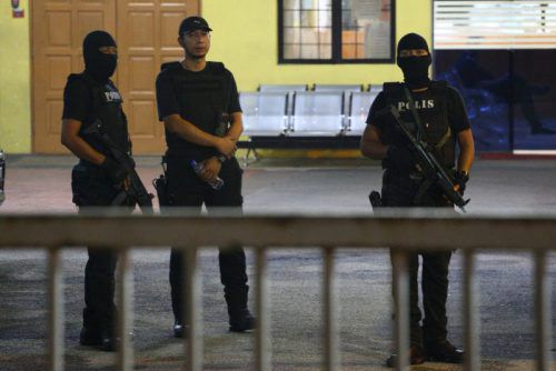 Spezialkräfte der Polizei bewachen das Gelände der Klinik, wo sich Kim Jong-nams Leichnam befindet. Foto: reuters