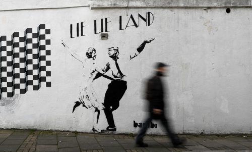 Straßenkunst in England: In Anspielung an den Oscar-Favoriten „La La Land“ wird Kritik an Trump und May geübt. Foto: AP