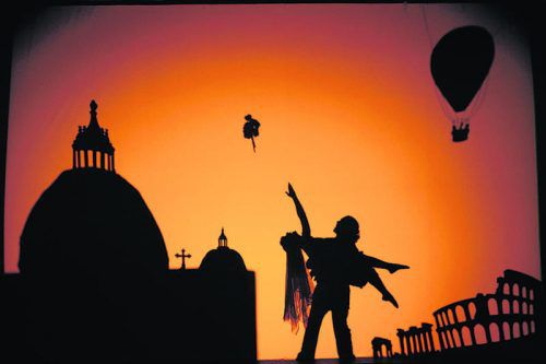 Tanz, Schattenspiel und Artistik: Die Tanzkompanie Pilobolus präsentiert Neues aus dem Schattenreich. Foto: beowulf sheehan