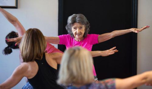 Tao Porchon-Lynch in Aktion: Die 98-Jährige hält fünf Yoga-Kurse pro Woche ab. Foto: AFP