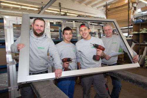 Teamwork wird im Metallbaubetrieb großgeschrieben. Foto: Hofmeister
