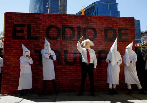 Unmissverständlicher Protest in Mexiko-Stadt: Schauspieler verkörpern Präsident Trump und Mitglieder des Ku-Klux-Klans. Foto: reuters