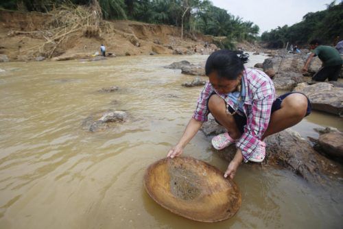 Viele Bauern im thailändischen Bang Saphan haben Anfang Jänner alles verloren. Nun versuchen sich die Betroffenen als Goldschürfer. Foto: AP