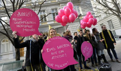 Während die ÖH-Bundesvertretung gegen die geplante Studienplatzfinanzierung protestierte, feierten die Junos. Foto: APA