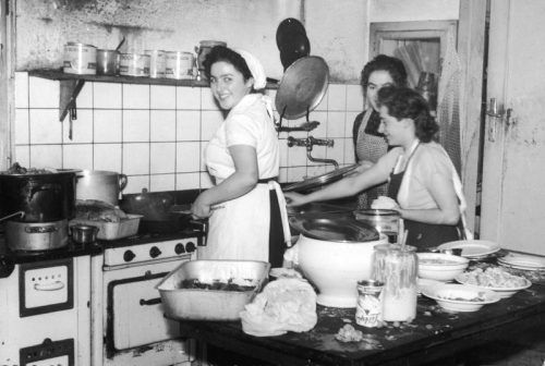 Wilma Fink in der damaligen Küche des Gasthof Krönele.  Gemeinde
