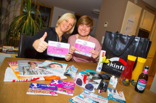 Zu den prominenten Startnummern gab es für Conny und Rosi auch noch eine Menge an tollen Goodies. Foto: VN/Hofmeister