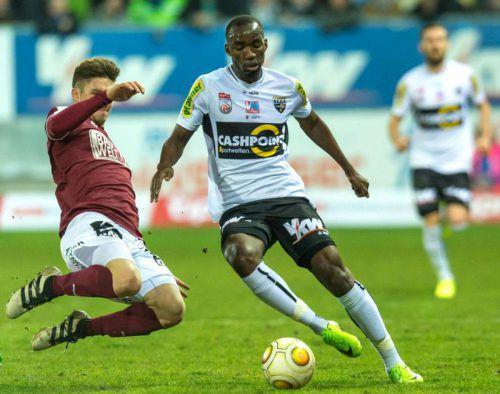 Altachs Nicolas Moumi Ngamaleu (r.) war auch nicht von Mattersburg-Kapitän Patrick Farkas zu stoppen. apa
