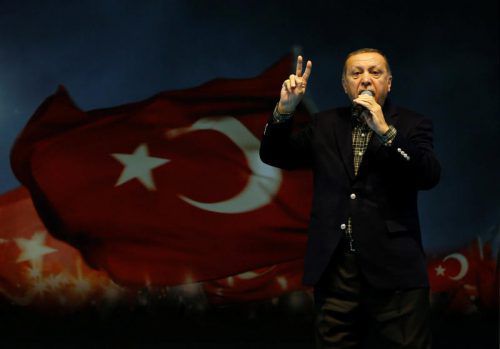 Am Sonntagabend legte Erdogan noch nach: In Deutschland gehe der Nationalsozialismus weiter, sagte er auf einer Versammlung.