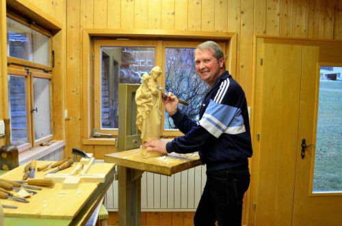 Angefangen hat alles mit der Schnitzerschule: Wolfgang Graf in seiner Werkstatt in Schoppernau.  Foto: mam
