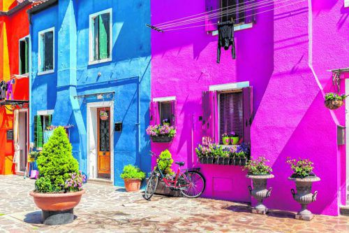 Auf Burano reihen sich die bunten Häuser aneinander, schön dekoriert mit Blumen und Pflanzen. Ein schönes Kontrastprogramm zu Venedig.
