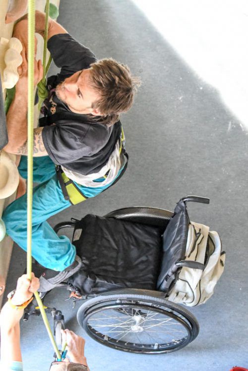 Aus dem Rollstuhl in die Kletterwand: Benedikt Metzler trainiert dafür regelmäßig.  Fotos: lerch