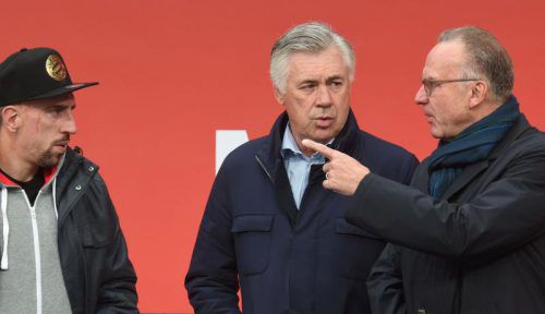 Bayern-Trainer Carlo Ancelotti mit Karl-Heinz Rummenigge (r.) und Franck Ribéry (l.) vor dem Abflug. Foto: afp
