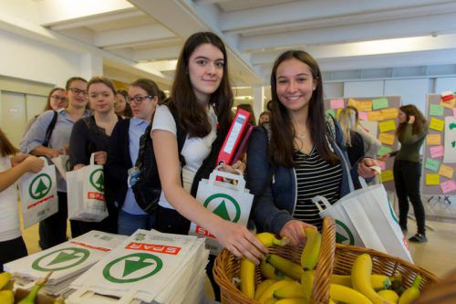 Biobananen gehörten zu der gesunden Jause, die die VN am Donnerstag an der HLW Rankweil verteilten. Foto: VN/Paulitsch