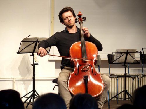 Cellist Mathias Johannsen stammt aus Norwegen. Foto: JU
