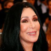 Cher half bei einer Verlobung