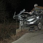 Junger Fahrer rast in Geländer