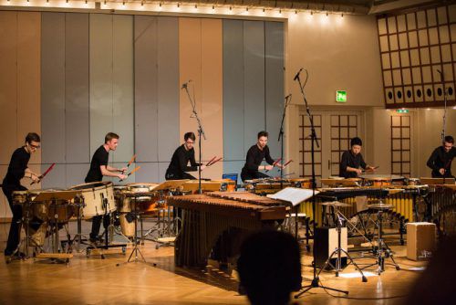 Das Cosmic Percussion Ensemble möchte dem Publikum Einblick in die vielfältige Welt der Percussion geben, die auf den Konzertbühnen noch nicht lange zu hören ist. FOTO: cosmic percussion ensemble