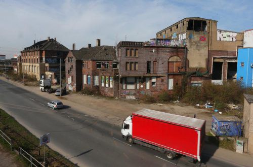 Das ehemalige Fabrikgelände, auf dem das Mädchen entdeckt wurde, liegt am Düsseldorfer Hafen. Foto: dpa