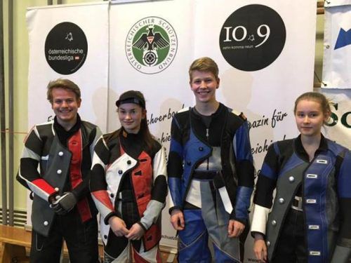 Das Jungschützenquartett Lukas Zogg, Sheileen Waibel, Marcel Hammermann und Yvone Klocker (v. l.) steht im Halbfinale. Foto: Verband