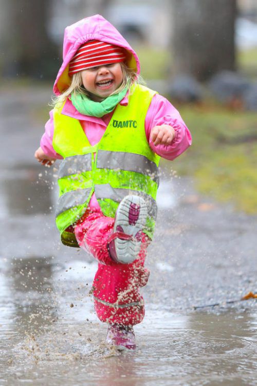 Das soll noch einer sagen, Regenwetter macht keinen Spaß. Die kleine Mona beweist das Gegenteil. Foto: VN/Hofmeister