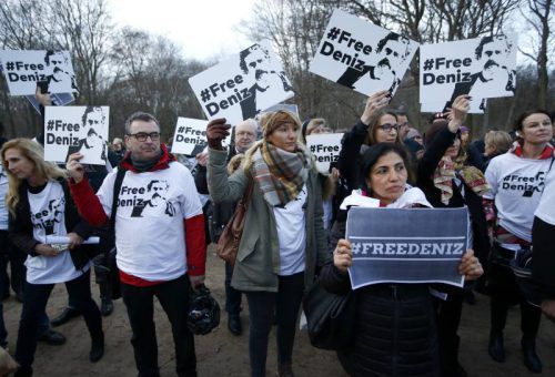 Demonstranten fordern in Berlin die Freilassung Yücels. Auch in anderen Städten kam es zu Protesten.  Foto: reuters