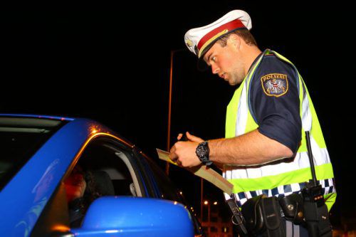 Den geschulten Augen der Polizei entgehen auch die raffiniertesten Falsifikate nicht. Symboloto: VN/Hofmeister