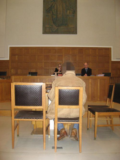 Der Angeklagte saß vorerst allein vor Gericht, da seine Lebensgefährtin als Zeugin nicht erschienen war.  Foto: Eckert