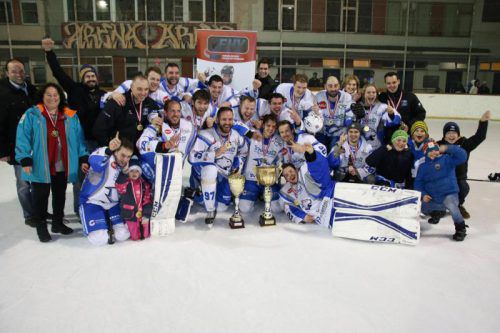 Der EHC Montafon jubelt: Mit einem 10:3-Erfolg in Dornbirn gewann man wieder den Titel in der VEHL-1-Meisterschaft. Foto: vehv