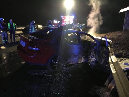 Der Fahrer dieses Autos, das nach dem Unfall zu brennen anfing, kam mit Verletzungen ins Krankenhaus. Foto: VOL.AT/Pletsch