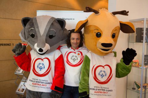 Der Klauser Harald Aberer mit den Special-Olympics-Maskottchen Lara und Luis. Foto: Hartinger