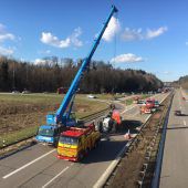 Kieslaster umgekippt