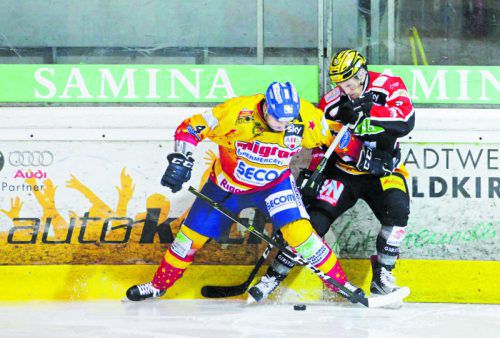 Der Puck als Objekt der Begierde: Feldkirch-Stürmer Christoph Draschkowitz (r.) und Asiago-Verteidiger Dan Sullivan. Foto: Hartinger