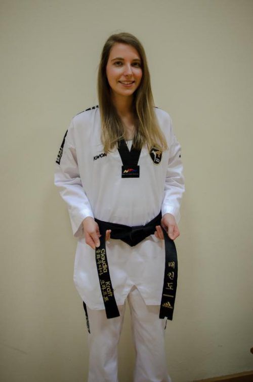 Der Taekwondosport hat es der 23-jährigen Claudia Kraft angetan. Inzwischen hat sie den zweiten Schwarzen Gürtel.  Foto: Kraft