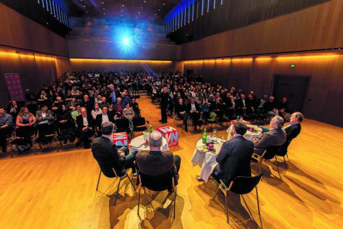 Der VN-Stammtisch zum Thema Zukunft des Garnmarkts sorgte mit mehr als 350 interessierten Besuchern in der Kulturbühne Ambach für spannende Diskussionen. Fotos: Vn/Paulitsch