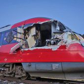 Zug rammt Transportwagen