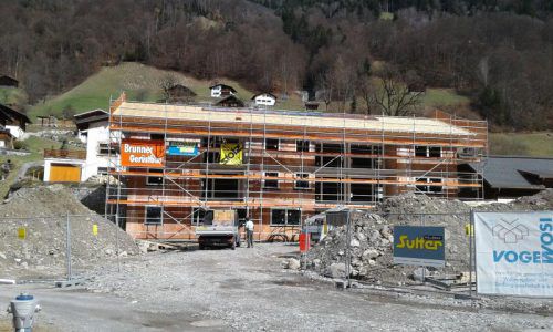 Der Dachstuhl wurde bereits angebracht.  Foto: Assmann