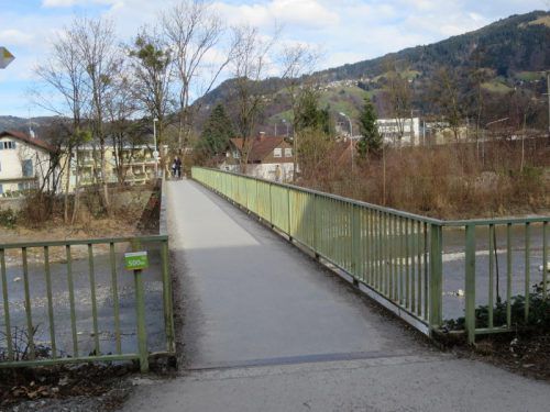 Die 50 Jahre alte Rad- und Fußwegbrücke westlich der Eisenbahnbrücke hat bald ausgedient.  Foto: ha