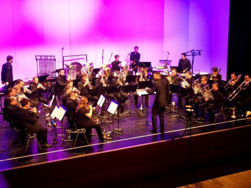 Die Brassband Vorarlberg unter der Leitung von Benjamin Markl riss das Publikum in der Bühne Ambach in Götzis von den Sesseln. Foto: JU