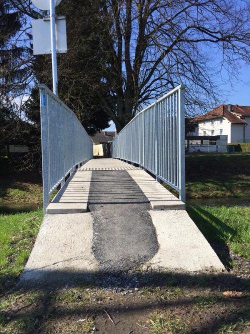 Lustenau. Eine kleine Fußgängerbrücke über den „Neuner“ hat jetzt wieder eine richtige Rampe. Ursprüng hatte die zuständige Baufirma nur den schwarzen Teerstreifen in der Mitte gebaut - ein Missverständnis, heißt es von der Gemeinde. Nun hat die Rampe die volle Breite der Brücke.