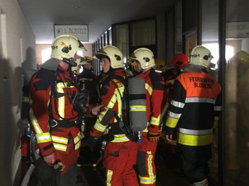 Die Feuerwehr Bludenz kam mit Atemschutzgeräten zum Einsatz.