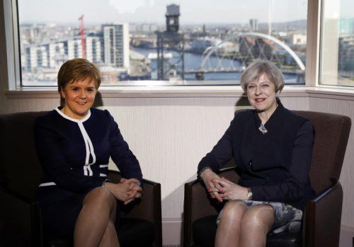 Die freundlichen Mienen täuschen: Sturgeon (l.) und May sind sich uneinig, wenn es um den Brexit geht.  Foto: reuters