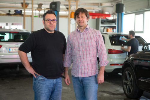 Die Integra-Geschäftsführer Robert Baljak (l.) und Stefan Koch in der Car-Wash-Werkstatt in Wolfurt. Foto: VN/Hofmeister