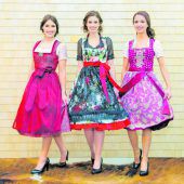 In trendigen Outfits über den roten Teppich