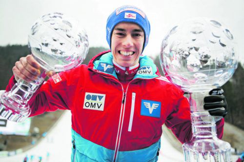 Die Krönung einer überragenden Saison: Stefan Kraft mit der großen Kristallkugel für den Gesamtweltcup und der kleinen für das Skifliegen. Foto: gepa