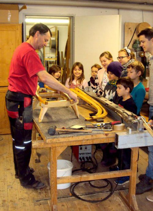 Die „Ländle-Rodel“-Werkstatt von Anton Bereuter in Alberschwende sorgte für großes Interesse bei den Schülern.