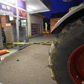 Vier Bankomat-Diebe  kamen mit dem Traktor