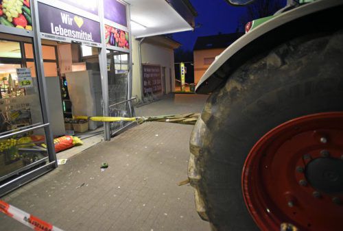 Die Räuber versuchten, mit dem Traktor den Geldautomaten aus der Verankerung zu reißen. Foto: dpa